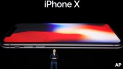 CEO Apple Tim Cook memperkenalkan iPhone X di Steve Jobs Theater di Cupertino, California, 12 September 2017.