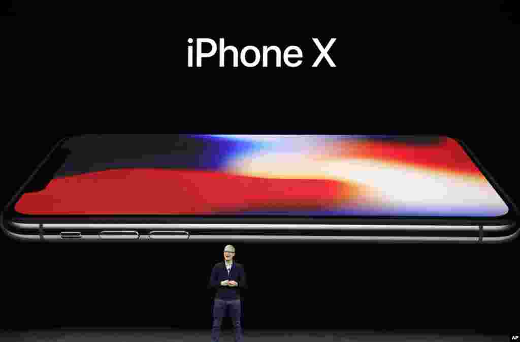 在iPhone手机问世10周年之际,苹果公司首席执行官库克在乔布斯剧场介绍最新一款智能手机 iPhone X,称之为新一代移动通讯(2017年9月12日)。库克说,“在10年后的今天,我们在此时此地推出为今后十年的技术定调的产品,是再合适不过了。”