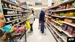ARCHIVO - Personas compran en la sección de alimentos de una tienda minorista en Rosemead, California, el 19 de enero de 2024. 