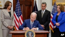 Presiden Joe Biden menandatangani perintah eksekutif tentang akses aborsi di Ruang Roosevelt Gedung Putih, Jumat, 8 Juli 2022, di Washington. (Foto: AP/Evan Vucci)