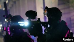 Agentes federales vistos durante una manifestación contra la presencia de tropas federales y la desigualdad racial en Portland, Oregón, el 22 de julio de 2020.