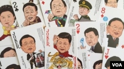 2015年9月中國商店出售的一副“中國夢”眾官圖撲克牌，習近平是“大王”，但英語這張牌是JOKER，也就是“小丑”。
