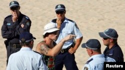 Un homme en état d'ébriété sur une plage à Sydney, le 18 décembre 2005.