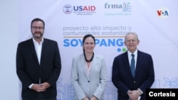 De izquierda a derecha David Gosney, director de USAID El Salvador; Mileydi Guillarte, subdirectora Latinoamérica y el Caribe USAID y Roberto Murray Meza, presidente FRMA, Fundación Rafael Meza Ayau.