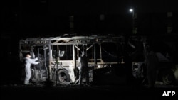 Bezbjednosne snage i jedinice za uklanjanje bombi raspoređene su na mjesto eksplozije autobusa u Bat Jamu, Izrael, 20. februara 2025.