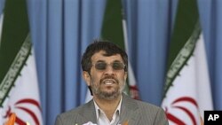 احمدی نژاد در سال ۲۰۰۷ در جریان سفر پوتین به تهران میزبان او بود