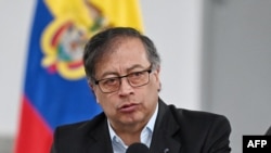 El presidente colombiano Gustavo Petro pronuncia un discurso después de votar durante las elecciones regionales del país, en Bogotá el 29 de octubre de 2023.