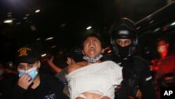 10月3日，以色列警察在特拉维夫逮捕一名违反居家令的抗议者。