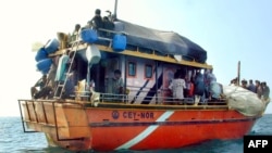 Para pencari suaka asal Sri Lanka tujuan Australia berlabuh di dekat pelabuhan Dili, Timor Leste Juli tahun 2012 (foto: dok). 