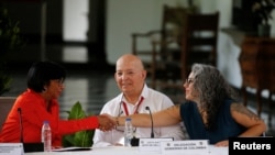 La vicepresidenta de Venezuela Delcy Rodríguez (izq.) saluda a la miembro del Senado de Colombia María Pizarro al presentar la 4ª ronda de conversaciones entre el Gobierno y el ELN, en Venezuela, 14 de agosto de 2023.