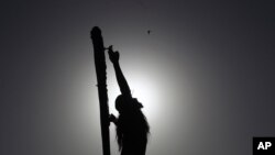 Un cristiano recrea la crucifixión de Jesucristo para conmemorar el Viernes Santo en Hyderabad, la India, el viernes 2 de abril de 2021.
