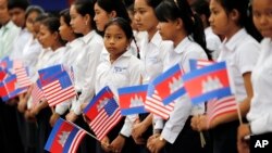 រូបឯកសារ៖ សិស្សវិទ្យាល័យកាន់ទង់ជាតិអាមេរិកនិងកម្ពុជា ក្នុងអំឡុងដំណើរទស្សនកិច្ចរបស់ភរិយា​ប្រធានាធិបតី​អាមេរិកមកកាន់កម្ពុជា នៅខេត្តសៀមរាប កាលពីថ្ងៃ២១ ខែមីនា ឆ្នាំ២០១៥។