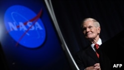 El Administrador de la NASA, Bill Nelson, observa durante una conferencia de prensa sobre Fenómenos Anómalos no Identificados (UAP) en la sede de la NASA en Washington, el 14 de septiembre de 2023.