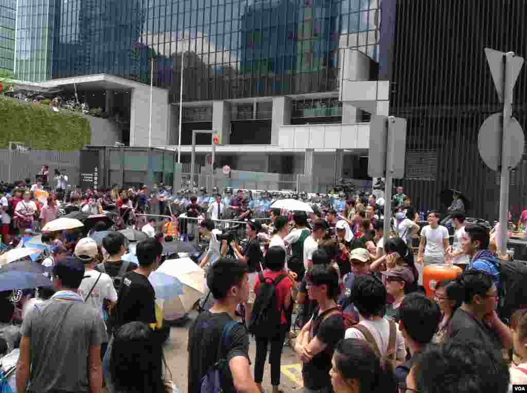 数千香港市民云集政府总部声援被困公民广场学生(美国之音图片/海彦拍摄)