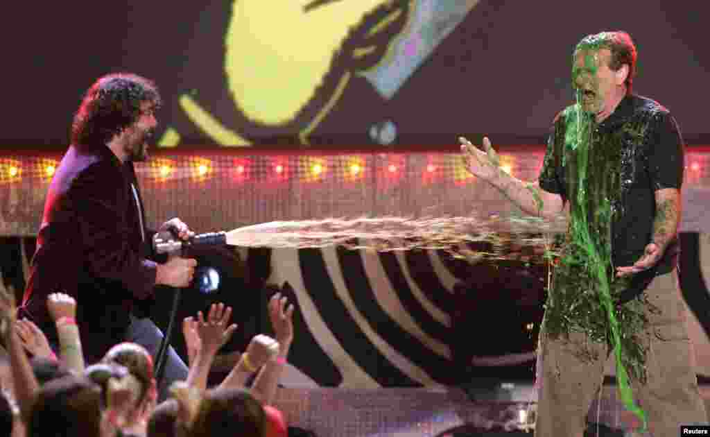 Actor Robin Williams (right) gets slimed by show host Jack Black at the 19th annual Nickelodeon's Kids' Choice Awards at UCLA's Pauley Pavilion in Los Angeles, April 1, 2006.