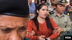 រូប​ឯកសារ៖ សមត្ថកិច្ច​បណ្តើរ​អ្នកស្រី ទេព វន្នី សកម្មជន​ដី​ធ្លី​ពី​តំបន់​បឹង​កក់​ដែល​កំពុង​ជាប់​ឃុំ​ពី​បទ​ហិង្សា​ដោយ​ចេតនា​មាន​ស្ថាន​ទម្ងន់​ទោស ក្រោយ​បញ្ចប់​សវនាការ​ នៅ​រាជធានី​ភ្នំពេញ កាលពី​ថ្ងៃទី​១៧ ខែ​វិច្ឆិកា ឆ្នាំ​២០១៦។ (កាន់ វិច្ឆិកា/VOA)