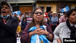 Miembros de comunidades indígenas marchan en apoyo a la democracia en la Ciudad de Guatemala el 3 de noviembre de 2023.