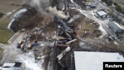 ARCHIVO: Las imágenes de un dron muestran el descarrilamiento de un tren de carga en East Palestine, Ohio, EEUU, el 6 de febrero de 2023 en esta captura de pantalla obtenida de un video publicado por la NTSB. NTSBGov/Folleto a través de REUTERS ESTA IMAGEN HA SIDO SUMINISTRADA POR UN TERCERO./Foto de archivo/Foto de archivo