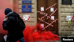 Un manifestante pasa frente a la manchada fachada de la oficina del regulador de medios de comunicaciones ruso, Roskomnadzor, en San Peteburgo, el 10 de marzo del 2019.
