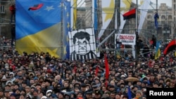 Pendukung mantan Presiden Georgia Mikheil Saakashvili berdemo di pusat Kota Kyiv, Ukraina, 10 Desember 2017.