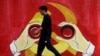 一名男子从上海街头中共党徽前走过。（2019年9月25日）