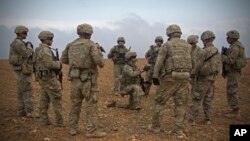 Pasukan AS membahas rencana patroli militer bersama di kota Manbij, Suriah 7 November 2018 (foto: dok). 