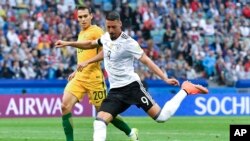 Sandro Wagner frappe la balle lors d'un match entre l'Allemagne et l'Australie, Russie le 19 juin 2017