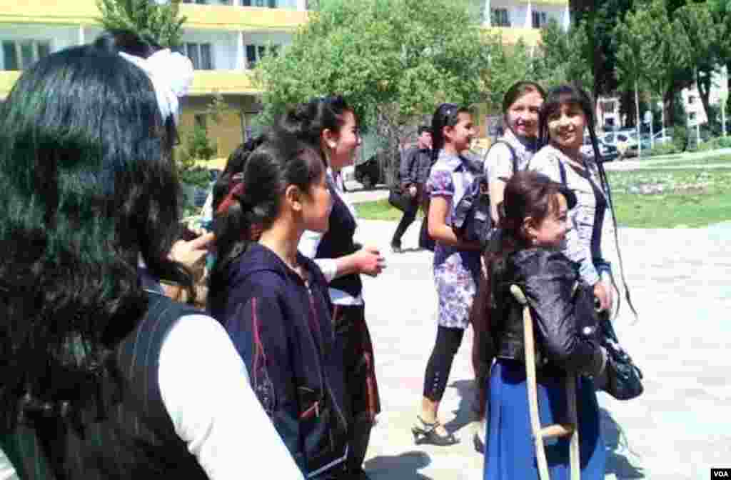 Nazm va Navo kechasiga tashrif buyurgan maktab o'quvchilari