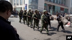 Pasukan paramiliter China melakukan patroli di Xinjiang, Uighur (foto: dok). UU keamanan baru China memberi wewenang pihak berwajib ‘mengambil semua tindakan’ untuk menjaga kedaulatan wilayah China.