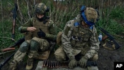 Українські військові готують боєприпаси на передовій біля Вугледара, Донецька область. AP/Libkos