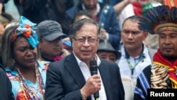 El presidente electo de Colombia, Gustavo Petro, asiste a una ceremonia simbólica de juramentación en Bogotá, el sábado 6 de agosto.