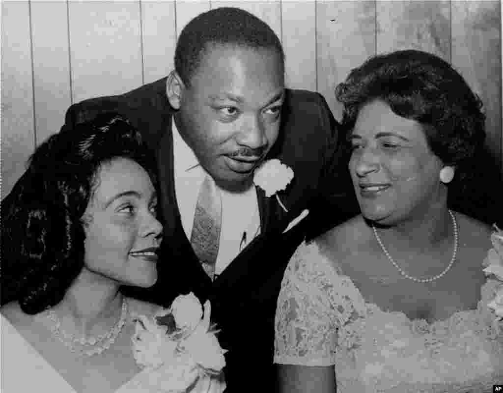 លោក Martin Luther King, Jr. ជជែកជាមួយលោកស្រី Coretta ដែលជាភរិយារបស់លោក និងលោកស្រី Constance Baker Motley ដែលជាម្ចាស់ពានរង្វាន់សិទ្ធិស៊ីវិល មុនពេលចាប់ផ្តើមនៃពិធីទទួលទានអាហាររបស់សន្និសីទភាពជាអ្នកដឹកនាំក្នុងសាសនាគ្រិស្តនៅភាគខាងត្បូង (Southern Christian Leadership Conference) ក្នុងក្រុង Birmingham រដ្ឋ Alabama កាលពីថ្ងៃទី៩ ខែសីហា ឆ្នាំ១៩៦៥។