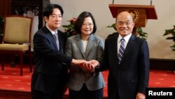 前台灣行政院長賴清德（左一）與台灣總統蔡英文（中）、新任行政院長蘇貞昌2019年1月11日出席記者會（資料照）