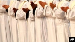 Los sacerdotes rezan durante una ceremonia en la Basílica de San Pedro en el Vaticano. Foto de archivo.