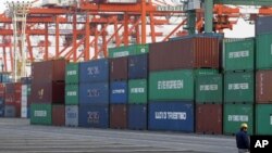 日本發生海嘯與核輻射後﹐大量貨品積聚在碼頭不能出口