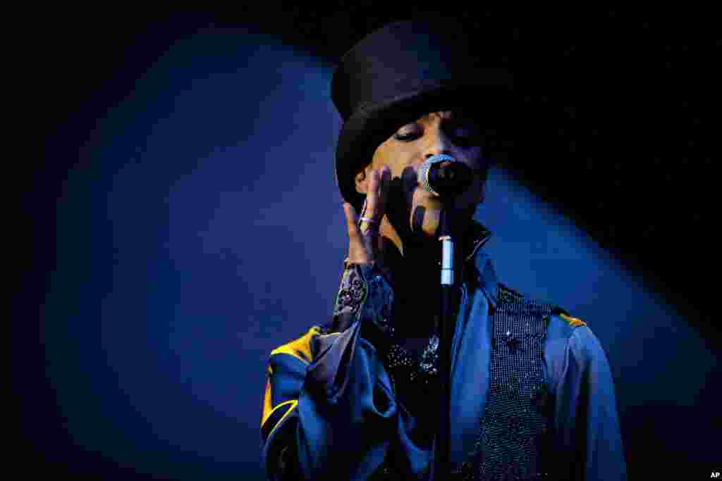 Penyanyi dan penulis lagu asal Amerika Serikat, Prince, tampil di Kopenhagen, Denmark, 2011. (AP/Polfoto/Jakob Joergensen) 
