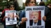 Aktivis hak-hak asasi manusia memperlihatkan foto jurnalis Arab Saudi, Jamal Khashoggi, dalam unjuk rasa di luar Konsulat Arab Saudi di Istanbul, Turki, 9 Oktober 2018.
