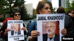 Les défenseurs des droits de l'homme tiennent des photos du journaliste saoudien Jamal Khashoggi lors d'une manifestation devant le consulat d'Arabie Saoudite à Istanbul, en Turquie, le 9 octobre 2018.
