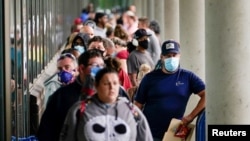 Ratusan orang antre di pusat layanan karier, Kentucky Career Center, untuk memproses tunjangan pengangguran, di Frankfort, Kentucky, 18 Juni 2020. (Foto: Reuters)
