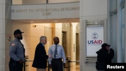 El personal de seguridad trabaja, mientras el edificio de USAID permanece cerrado para los empleados después de que se emitiera un memorando aconsejando al personal de la agencia que trabajara de forma remota, en Washington, D.C., el 3 de febrero de 2025.