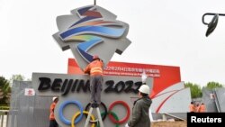 中国工人在河北张家口安装北京2022冬季奥运会会徽。（路透社， 2019年5月8日）