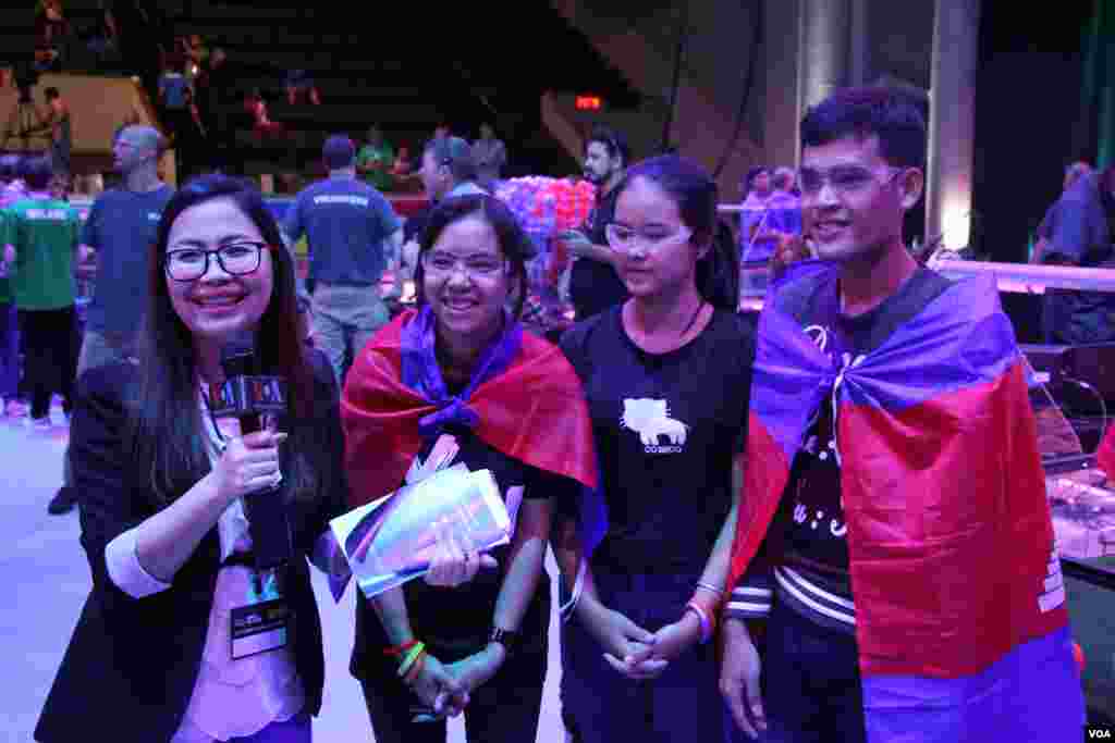 ក្រុមយុវជនកម្ពុជាផ្តល់បទសម្ភាសន៍ដល់ VOA ក្រោយទទួលបានជ័យជមុ្នះនៅក្នុងការប្រកួតបញ្ជាមនុស្សយន្តជុំទី១មួយនៅសាលសម្តែងសិល្បៈ DAR Constitution Hall ក្នុងរដ្ឋធានី Washington នៅថ្ងៃទី១៧ ខែកក្កដា ឆ្នាំ២០១៧។ (ណឹម សុភ័ក្រ្តបញ្ញា/ VOA)