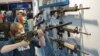 USA : carabines légères pour les garçons, pistolets roses pour les filles