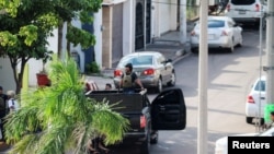 Hombres armados durante enfrentamientos con las fuerzas federales tras detención de Ovidio Guzmán, hijo del narcotraficante Joaquín "El Chapo" Guzmán, en Culiacán, estado de Sinaloa, México. REUTERS