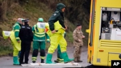 Pasukan militer bekerja di sebuah van di Winterslow, Inggris, 12 Maret 2018, pada saat penyelidikan berlangsung mengenai serangan gas saraf terhap mantan mata-mata Rusia, Sergei Skripal dan anak perempuannya pada 4 Maret di Salisbury, Inggris. 