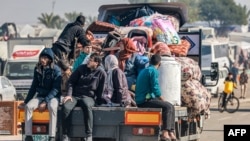 Un camión que transporta a personas que huyen del centro de la Franja de Gaza con sus pertenencias llega a la sureña Rafah tras una orden de evacuación el 26 de diciembre de 2023.