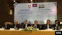 កិច្ចពិភាក្សា​ស្តីពី​«អ្នកប្រើប្រាស់​បណ្តាញ​សង្គម និង​ក្រម​សីលធម៌» រៀបចំ​ដោយ​ក្លិប​អ្នកកាសែត​កម្ពុជា​នៅក្នុង​រាជធានី​ភ្នំពេញ កាលពី​ថ្ងៃទី៣០ ខែវិច្ឆិកា ឆ្នាំ២០១៦។ (ហ៊ាន សុជាតា/VOA)