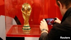 Trofi Piala Dunia FIFA dipamerkan dalam konferensi pers sebelum trofi tersebut dipamerkan dalam perjalanan keliling dunia, di Krasnoyarsk, Siberia, Rusia, 10 September 2017.