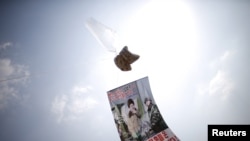 A balloon containing leaflets denouncing North Korean leader Kim Jong Un is seen near the demilitarized zone separating the two Koreas in Paju, South Korea, March 26, 2016, on the sixth anniversary of the sunken naval ship Cheonan.