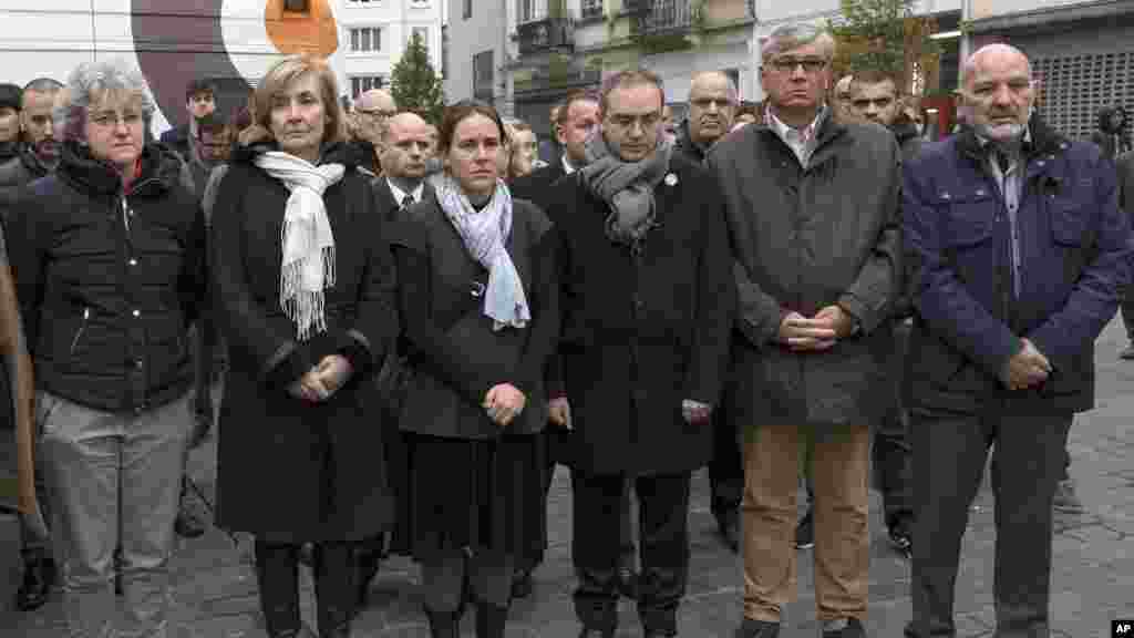 Le maire de la commune de Molenbeek, Françoise Schepmans, 2ème à gauche, ainsi que d'autres fonctionnaires observent une minute de silence en mémoire des victimes des attaques terroristes de Paris, 16 novembre 2015. 